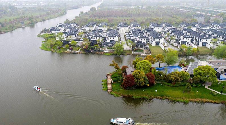 水韻湖城太清沿岸長(zhǎng)興縣楊家浦國(guó)控?cái)嘌桓?></a>
		<figcaption>
<h4>水韻湖城太清沿岸長(zhǎng)興縣楊家浦國(guó)控?cái)嘌桓?/h4>
<em>河道生修復(fù)工程</em>
<p>本工程位于洪橋鎮(zhèn)，本次生態(tài)修復(fù)范圍為北橫港及其叉港，東段為楊家浦閘至圖影扶欄橋段，西段為楊家浦港至陽(yáng)墩漾，主河道總長(zhǎng)7.36km，叉港總長(zhǎng)8.15km。所需松木樁規(guī)格為3米小頭11-12CM型號(hào)，所用數(shù)量為:10萬(wàn)根左右。松木樁在生態(tài)修復(fù)中可以發(fā)揮重要作用。它可以幫助改善水土流失，保護(hù)水體，減少污染物向水體的遷移，促進(jìn)水體環(huán)境的恢復(fù)。</p>
</figcaption>
		</figure>
			    <figure class=