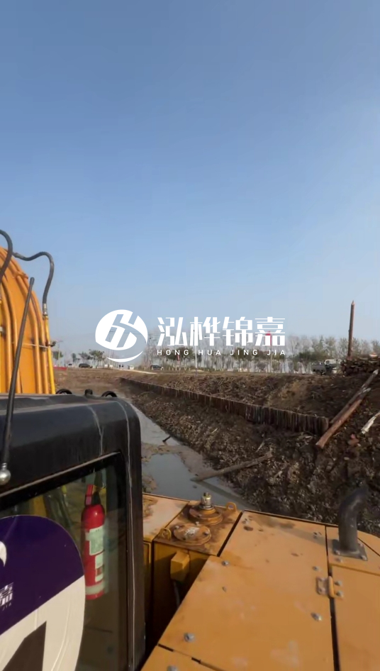 三門(mén)峽挖機(jī)打木樁專(zhuān)業(yè)施工-松木樁打樁木價(jià)格含運(yùn)輸成本嗎?