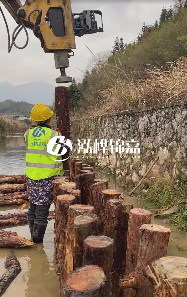 昆明市挖機打木樁專業施工-打松木樁3米的價格是多少?