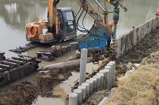 水泥樁批發(fā)廠家泓樺錦嘉-水泥仿木樁適合用于河道護(hù)坡嗎?