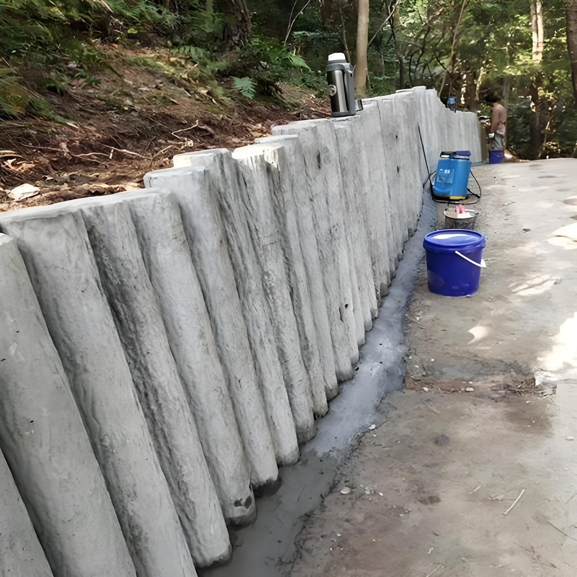 水泥仿木樁施工隊(duì)泓樺錦嘉-水泥仿木樁的防腐性能比真木樁好嗎?