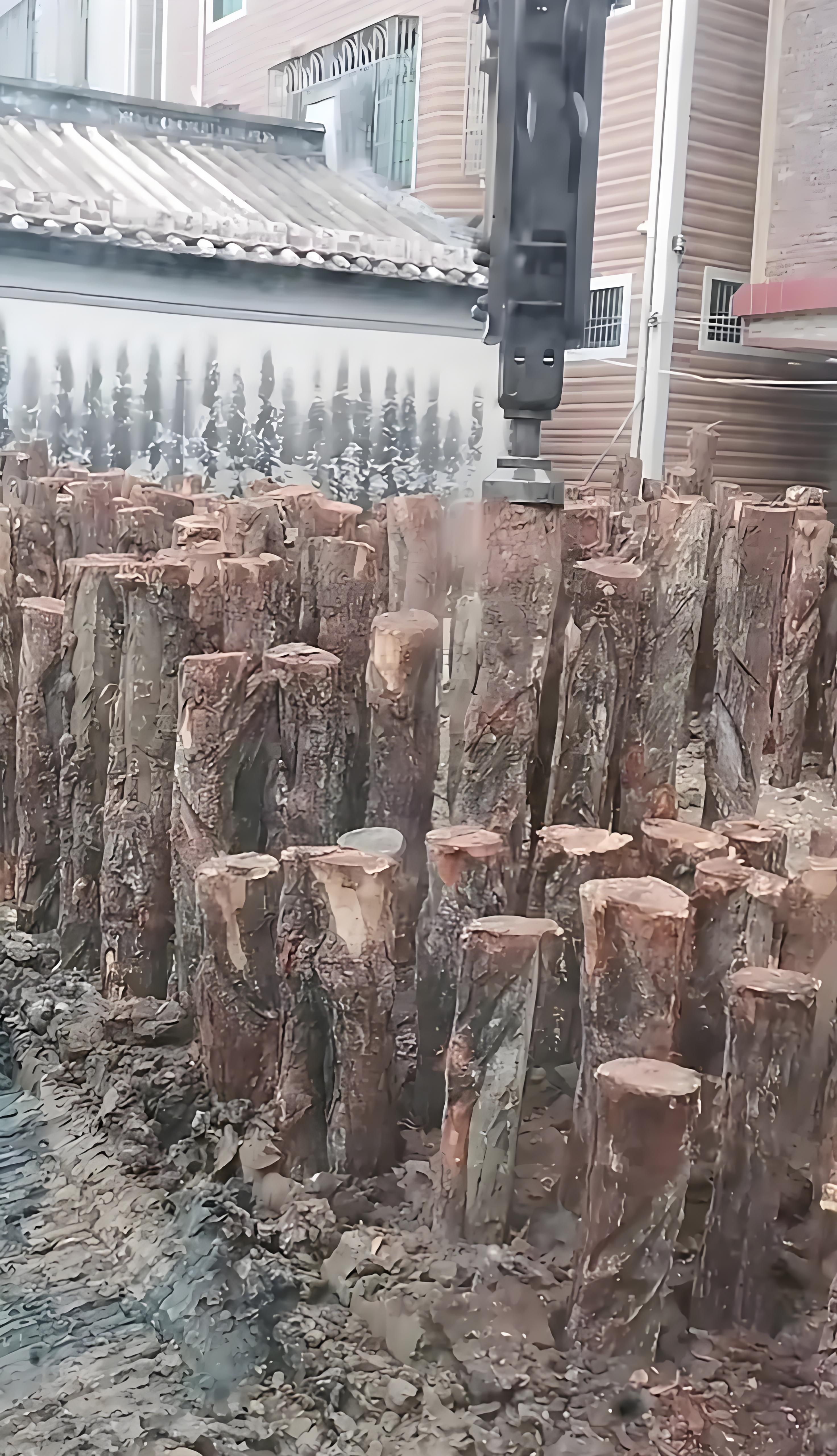 松木樁施工隊(duì)泓樺錦嘉-木頭打樁做地基原理是什么?