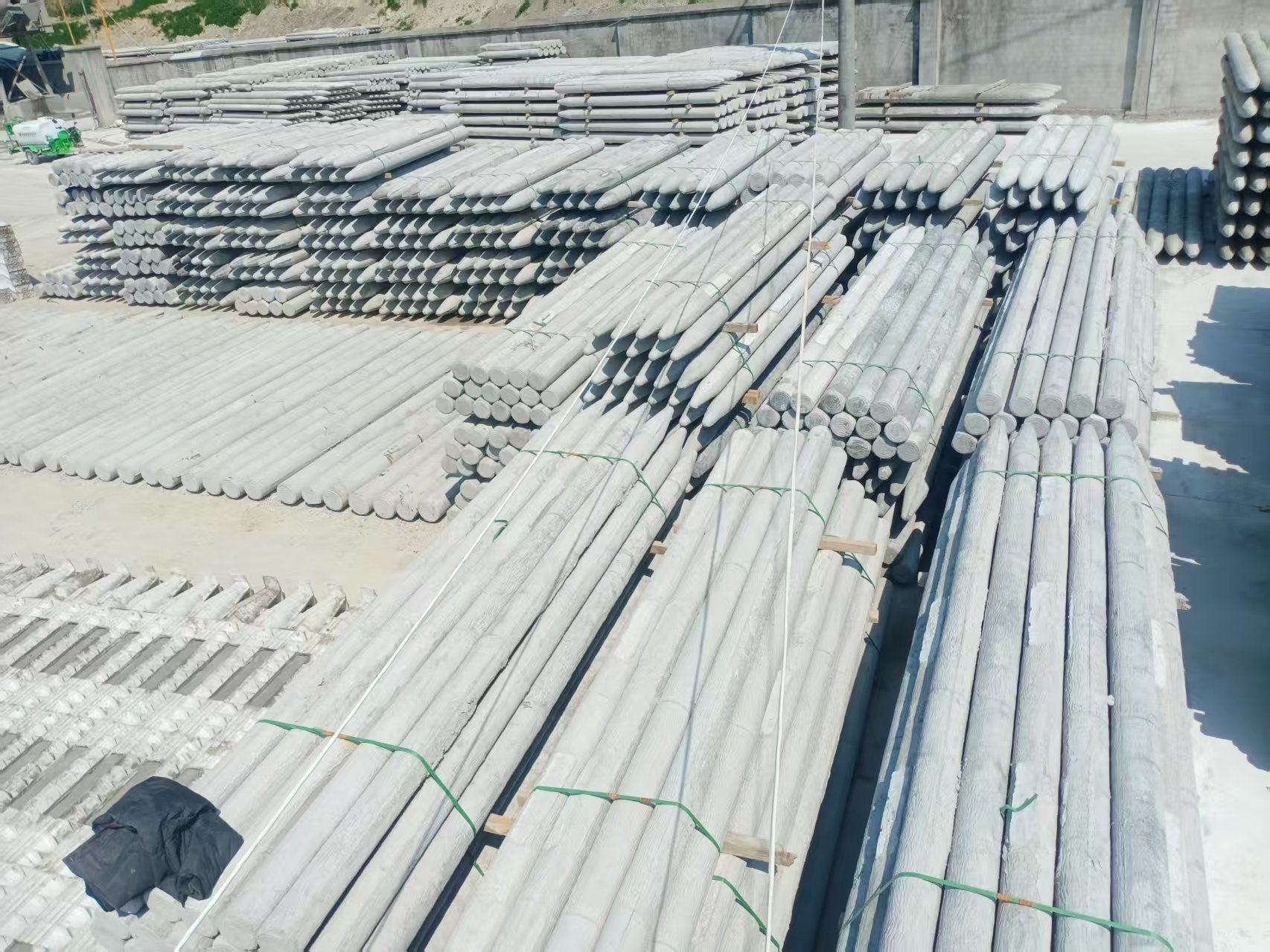 水泥仿木樁施工隊(duì)泓樺錦嘉 -?水泥仿木樁可以用于魚塘圍欄嗎